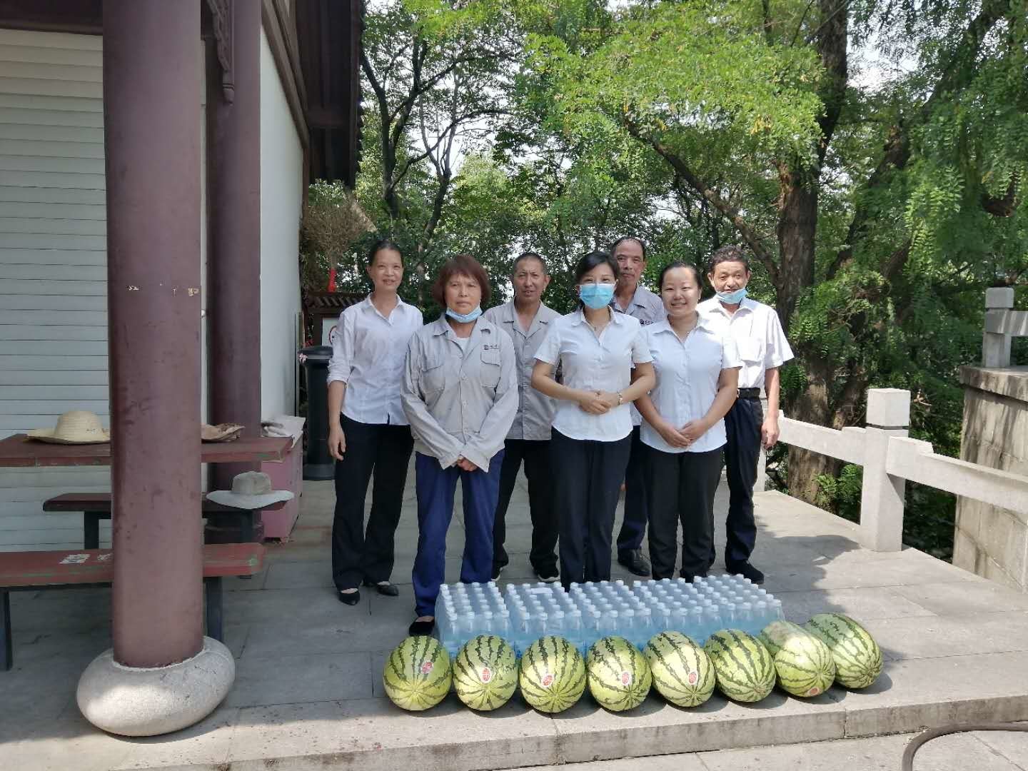 武漢江城清洗公司開(kāi)展“送清涼”活動(dòng)