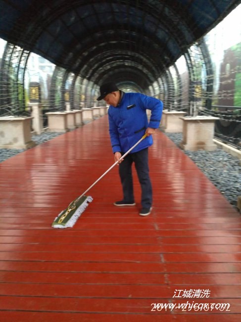 日常保潔中塵推操作的注意事項(xiàng)