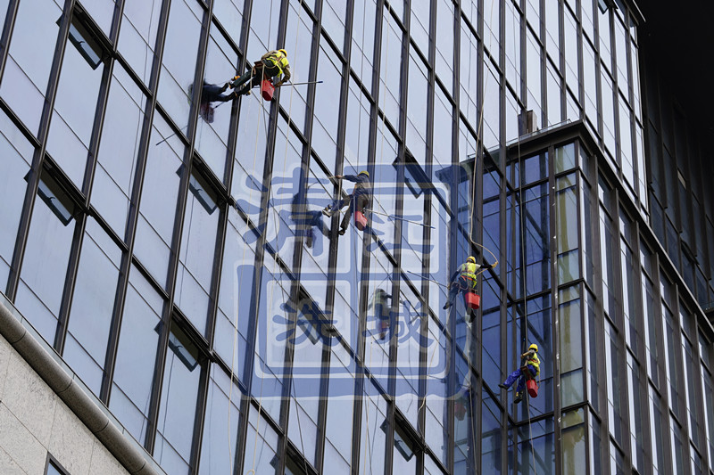 專業(yè)幕墻清洗哪家好？武漢江城清洗：29 年深耕外墻清洗