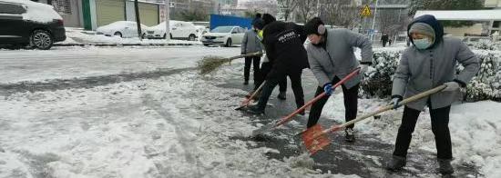 風(fēng)雪為證，堅(jiān)守為暖！致敬破冰前行的最美保潔人